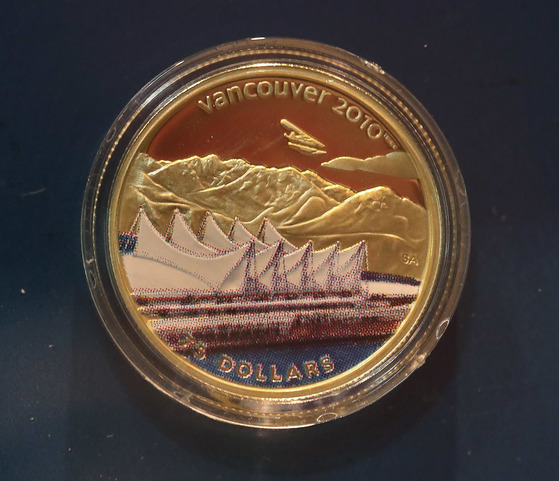 2010년 캐나다 밴쿠버대회에 등장한 주화. 금화에 색을 입히고 최첨단 홀로그램 기법도 사용됐다.