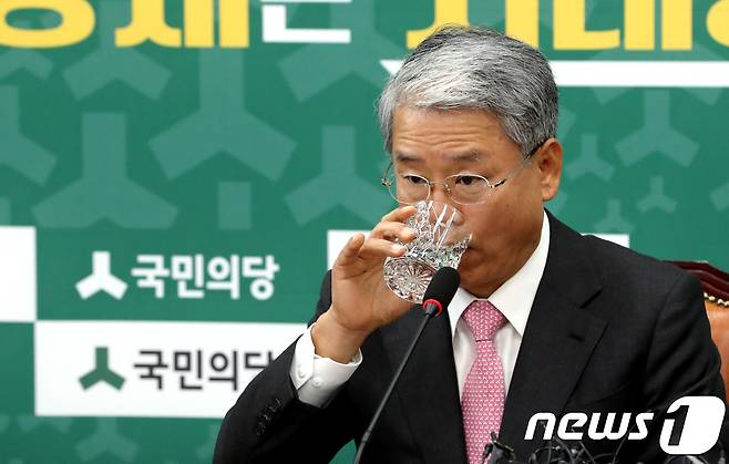 김동철 국민의당 원내대표가 14일 오전 서울 여의도 국회 원내대표실에서 열린 원내대책회의에서 모두발언을 마친 뒤 물을 마시고 있다. 2017.11.14/뉴스1 © News1 박정호 기자