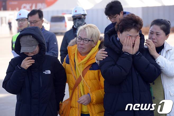세월호 미수습자 가족들이 16일 목포신항만 세월호 앞에서 기자회견이 끝나고 오열하고 있다. 미수습자 가족은 "하루하루 수색이 끝나갈 때마다 우리도 가족을 찾을 수 있다는 희망보다 영원히 가족을 못 찾을 수 있다는 공포와 고통이 점점 커져만 갔다"며 "다섯 사람을 영원히 잊지 말고 기억해 달라"고 눈시울을 붉혔다. 세월호 미수습자 가족들은 오는 18일 목포신항을 떠나기로 했다.2017.11.16/뉴스1 © News1 박준배 기자