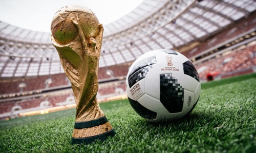 월드컵 트로피와 2018 러시아 월드컵 공인구 사진 <FIFA 공식 홈페이지>