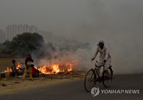 16일 인도 수도 뉴델리 외곽에서 쓰레기가 타며 연기가 피어오르고 있다.[AP=연합뉴스]