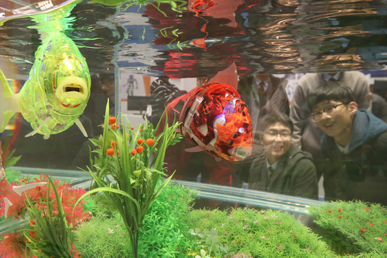 관람객들이 수조를 헤엄치는 로봇물고기를 보고있다. 장진영 기자