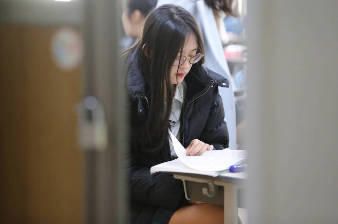 수험표를 받기 전 서울 서초고등학교 고3 여학생이 책을 보고 있다. 신인섭 기자