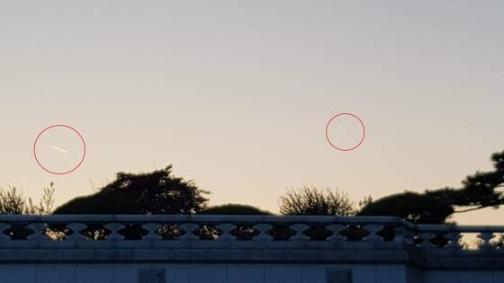 16일 오후 5시20분 경, 청와대 상공에서 촬영된 비행물체의 궤적. 청와대 경호처는 "해당 시간대에 신고된 비행체는 없다"고 밝혔다. 강태화 기자