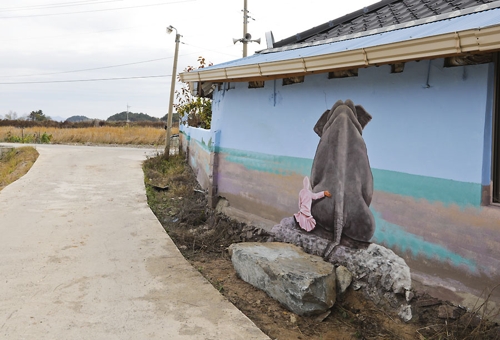 장도 부수마을에 그려진 코끼리 벽화(성연재 기자)