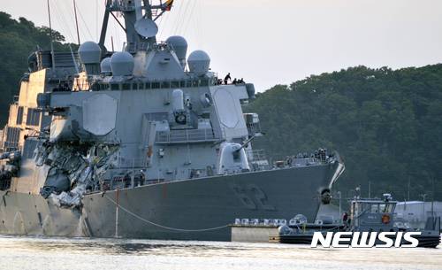 【요코스카(橫須賀, 일본)=AP/뉴시스】일본 근해에서 필리핀 상선과 충돌해 선체가 크게 파손되고 승무원 7명이 실종됐던 미 이지스함 피츠제럴드호가 지난 17일 일본 남서부 요코스카((橫須賀)항으로 예인되고 있다. 실종된 7명은 모두 시신으로 발견됐다. 미 해군은 이번 사고에 깊은 애도를 표한다며 사고 원인에 대한 철저한 조사를 약속했다. 2017.6.19