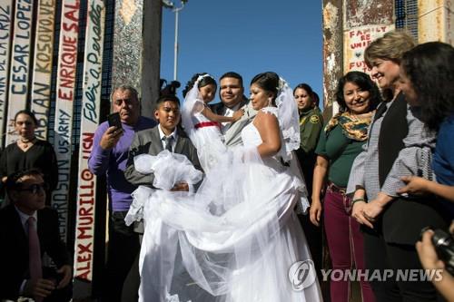 미국-멕시코 국경장벽에서 올린 결혼식 [AFP=연합뉴스]
