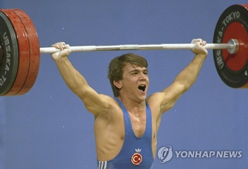 나임 슐레이마놀루가 1988년 서울올림픽에서 바벨을 드는 장면. [AP=연합뉴스 자료사진]