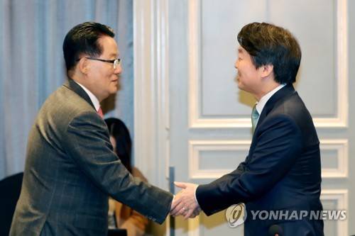 악수하는 안철수-박지원 (서울=연합뉴스) 안정원 기자 = 국민의당 안철수 대표(오른쪽)가 9일 오전 서울 여의도 켄싱턴호텔에서 열린 전라남도와의 예산정책협의회에 참석해 박지원 전 대표와 악수하고 있다. 2017.11.9 jeong@yna.co.kr