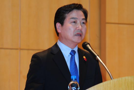 홍종학 중기부 장관이 21일 오후 정부 대전청사 3동에서 열린 취임식에서 취임사를 하고 있다.