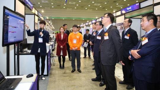 지난해 12월 서울 코엑스에 열린 '2016년 한이음엑스포'에서 과기정통부, IITP 관계자가 우수 작품을 살펴보고 있다. IITP 제공