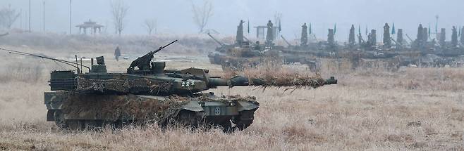 K2 전차가 기동훈련을 시작하고 있다. 뒤쪽은 도하훈련 대기중인 스노클을 장착한 K2전차. 영하의 강추위에 강 주변 풀섶에 서리가 끼어있다 우상조 기자