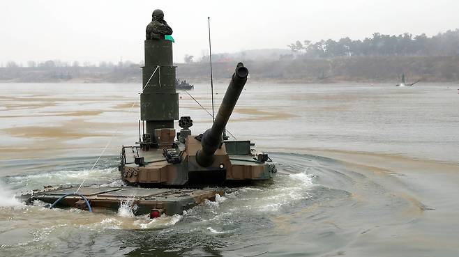 K2 전차가 스노클위 전차장의 지휘를 받으며, 남한강을 잠수해 건너고 있다. 우상조 기자