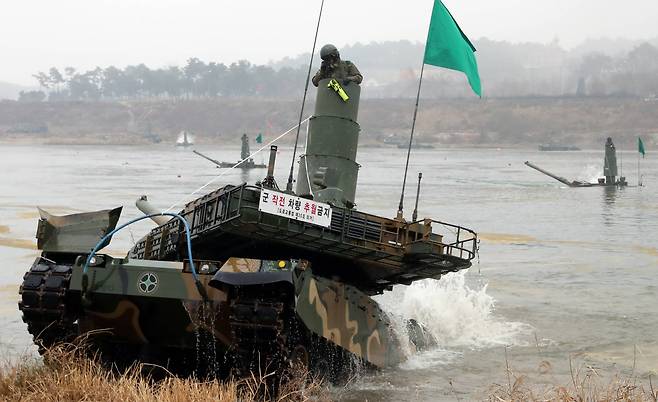 '육군 제20기계화보병사단 K-2전차 잠수도하훈련'에서 성공적으로 도하를 마치고 육지로 올라오는 K2전차. 우상조 기자
