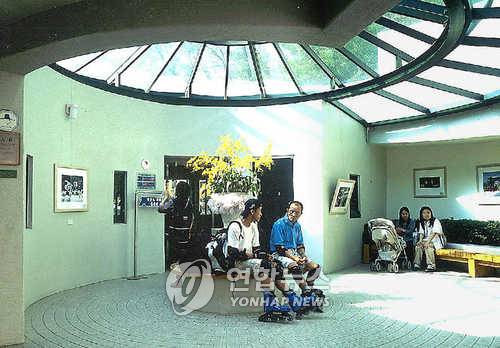 화장실문화 사진 공모전 대상작 서울시가 '2002서울화장실문화'라는 주제로 열린 문예.사진 공모전에서 사진작 대상을 받은 김이령 학생의 '반딧불이 화장실안'.//사회부기사참조/사회/ 2002.6.11 (서울=연합뉴스) <저작권자 ⓒ 2002 연 합 뉴 스. 무단전재-재배포 금지.>