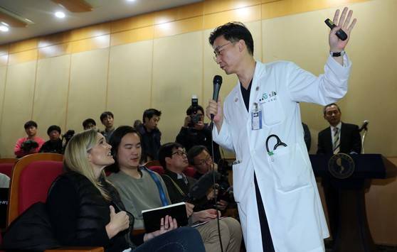 이국종 아주대병원 중등외상센터장이 22일 오전 경기도 수원 아주대병원에서 기자회견을 열고 이곳 중환자실에서 치료중인 JSA 귀순 북한병사의 상태에 대해 설명하기에 앞서 자신과 관련한 루머에 대해 해명했다. 박종근 기자