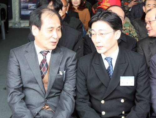 2015년 1월 21일 '아덴만 여명작전' 4주년 기념식이 열린 부산 해군작전사령부 내 최영함에서 석해균 전 삼호주얼리호 선장과 이야기하는 이국종 교수.