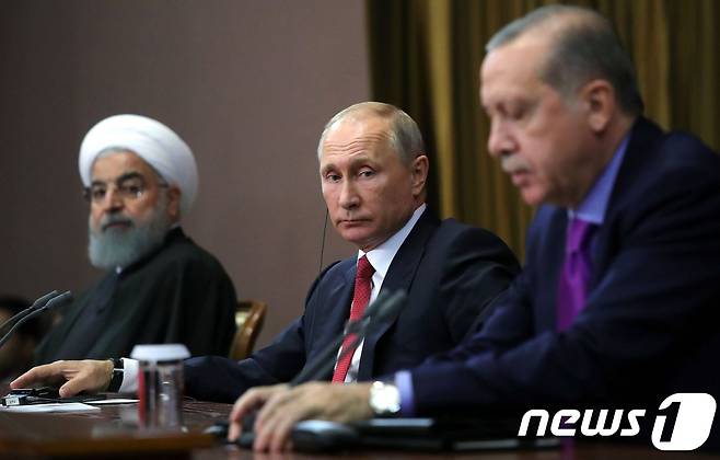 블라디미르 푸틴 러시아 대통령(가운데)과 레제프 타이이프 에르도안 터키 대통령(오른쪽), 하산 로하니 이란 대통령이 22일 러시아 소치에서 정상회담을 벌였다. © AFP=뉴스1
