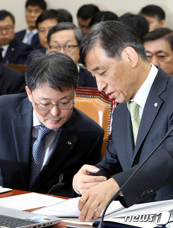 이주열 한국은행 총재가 윤면식 부총재와 대화를 나누고 있다. /뉴스1 © News1 박정호 기자