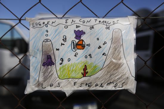 아르헨티나 마르 델 플라타 해군 기지 앞에 지난 19일(현지시간) 실종 잠수함과 승조원의 구조를 염원하며 '그들을 찾아라. 우리는 기다리고 있다'는 문구와 그림이 걸려 있다. AP뉴시스