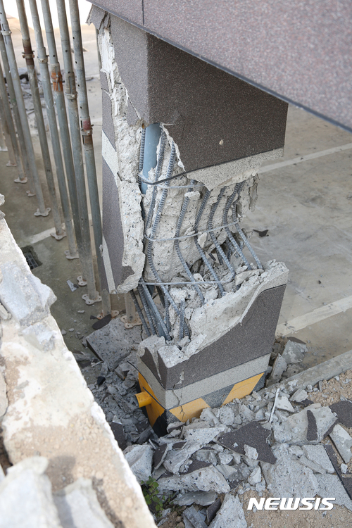 【포항=뉴시스】우종록 기자 = 16일 오후 경북 포항시 북구 장성동의 한 원룸의 기둥이 지진의 영향을 받아 심하게 파손되어 있다. 2017.11.16. wjr@newsis.com