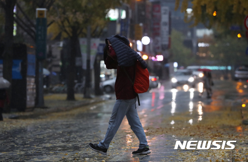 【서울=뉴시스】고승민 기자 = 서울을 비롯한 중부지방에 비가 내린 지난 11월10일 오후 서울 종로구 정부서울청사 뒷길에서 우산을 미처 준비하지 못한 시민이 머리를 가린 채 발걸음을 재촉하고 있다. 2017.11.10. kkssmm99@newsis.com