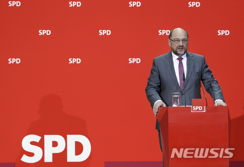 【베를린=AP/뉴시스】 독일 사회민주당의 마르틴 슐츠 대표가 20일(현지시간) 베를린에서 기자회견을 하고 있다.  2017.11.23.
