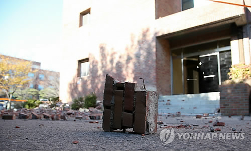 포항 지진의 여파 [연합뉴스 자료사진]