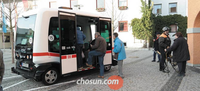 독일 바트 비른바흐의 버스 정류장에서 주민과 관광객들이 자율주행 버스에 오르고 있다. 이 버스는 독일 최초의 자율주행 대중교통 수단으로 지난달 하순부터 시범 운행 중이다. /김강한 특파원