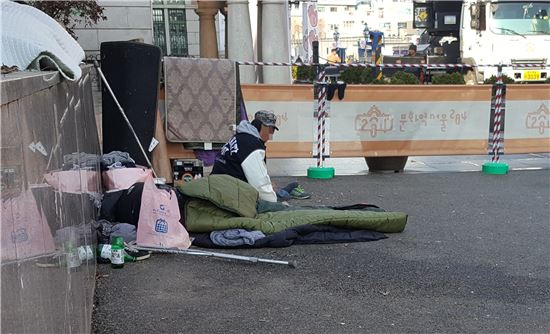 아침 저녁으로 기온이 영하로 떨어지는 날씨임에도 많은 노숙인들이 서울역 광장에서 침낭 하나로 겨울을 지낸다. (사진=이승진 기자)