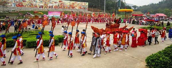 반랑국 건국자 훙부엉(웅왕)의 기일인 음력 3월10일에 벌어지는 훙왕사원의 훙왕 축제.