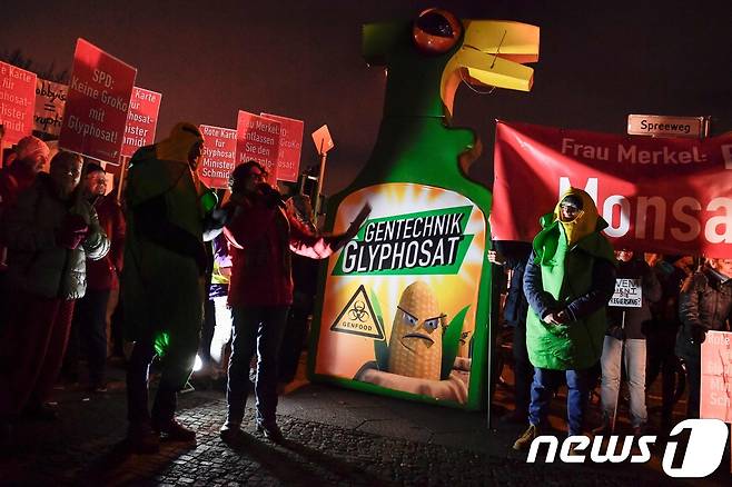 30일(현지시간) 제초제 '글리포세이트' 생산 연장에 찬성한 기사당 소속 크리스티안 슈미트 식품농업부 장관의 결정을 비난하는 시위가 베를린에서 열리고 있다. © AFP=뉴스1