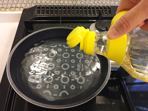 주방세제로 닦은 프라이팬에 물을 3분 2가량 채우고 물이 끓기 시작했을 때 식초를 약간을 넣는다.