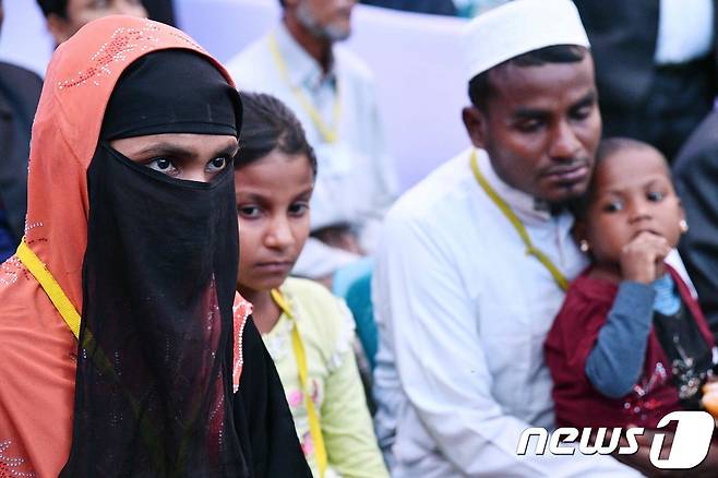 1일 방글라데시 수도 다카에서 프란치스코 교황을 만난 로힝야족 난민들.© AFP=뉴스1