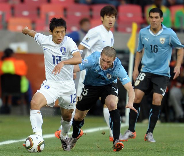 2010 남아공월드컵 우루과이와 16강전에서 이영표의 모습. 한국일보 자료사진