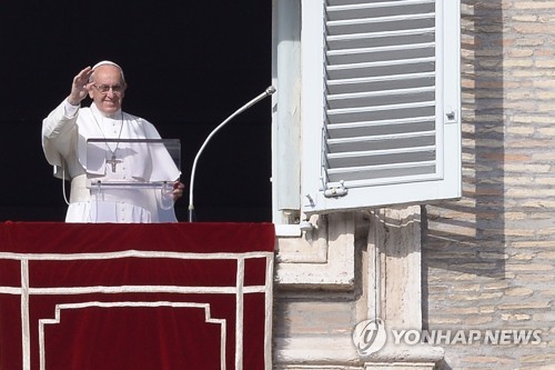 바티칸 귀국후 성베드로성당에 모습 드러낸 교황［AFP=연합뉴스］