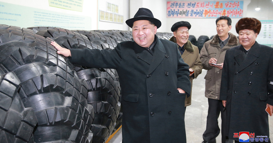 김정은 북한 노동당 위원장이 최근 만포시 압록강 타이어공장을 현지지도했다고 조선중앙통신이 보도했다. [연합뉴스]