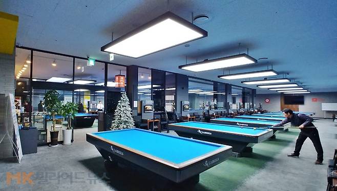 깔끔한 현대식 인테리어, 외국산 국제식대대 테이블, 넓은 휴식 공간까지 갖춘 서울 송파구 한 당구클럽.