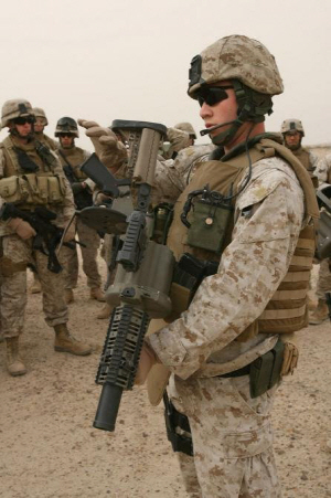 특수장비 갖춘 美해병대 : 통신기기 등이 달린 다목적 헬멧과 M-32 40㎜ 유탄발사기 등으로 무장한 미국 해병대의 모습.  자료사진