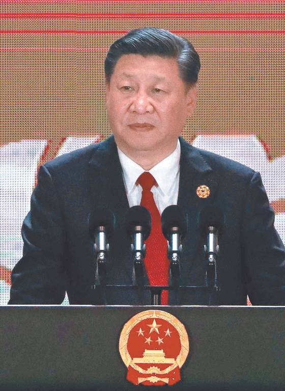 시진핑 중국 국가주석 겸 공산당 총서기 겸 중앙군사위원회 주석이 지난 11월 10일 베트남 다낭에서 열린 아시아태평양 경제공동체(APEC) 정상회의에서 연설하고 있다. [AFP=연합뉴스]