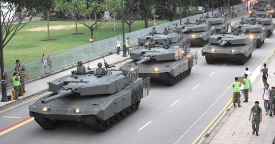 싱가포르군이 보유한 레오파르트2SG 전차의 모습. 독일제 레오파르트2의 싱가포르 공급용 버전이다. 싱가포르는 이 막강한 전차를 196대나 보유하고 있다. 어지간한 유럽 강국과 맞먹는 기갑 전력이다. 싱가포르는 독립과 번영을 유지하기 위해 국가 예산의 25%를 국방비로 지출할 정도로 국방에 신경을 써왔다.