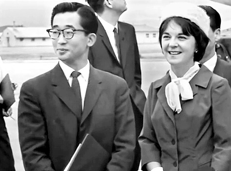 1963년 시부모인 영친왕 내외의 요청으로 남편 이구(왼쪽)를 따라 한국에 온 줄리아 리. 이들은 이때부터 창덕궁 낙선재에 기거했다. [중앙포토]