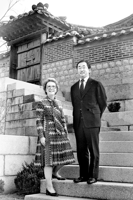 대한제국의 마지막 황세손인 이구와 줄리아 리 내외. 1970년대 이들이 기거했던 서울 창덕궁 낙선재에서 촬영한 사진이다. 82년 이혼 후에도 한국에 머물렀던 줄리아는 95년 하와이로 떠났다. [중앙포토]