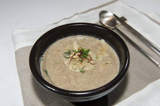 구수하면서도 따끈한 국물이 입맛을 사로잡는 들깨수제비. 들깨는 몸에도 좋은 식품이어서 겨울철 건강별미로 많이 권해진다. 김호웅 기자 diverkim@