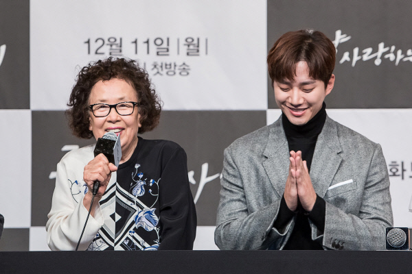 JTBC 새 월화극 ‘그냥 사랑하는 사이’ 제작발표회에 참석한 배우 나문희와 이준호, 사진 JTBC