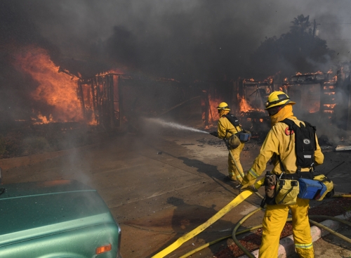 "화재를 진압하라"  [캘리포니아 AFP=연합뉴스] 5일(현지시간) 미국 캘리포니아 주 로스앤젤레스(LA) 북쪽 도시 벤추라에서 초대형 산불이 발생, 소방관들이 화재를 진압하고 있다.