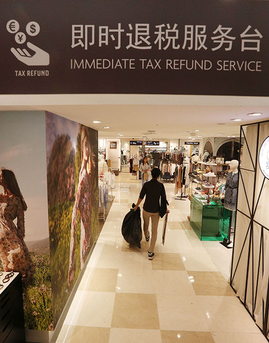 사드보복으로 중국인 관광객 수요가 줄어든 가운데 서울의 한 백화점에서 중국인 관광객들이 쇼핑을 하고 있다. /사진=매경DB