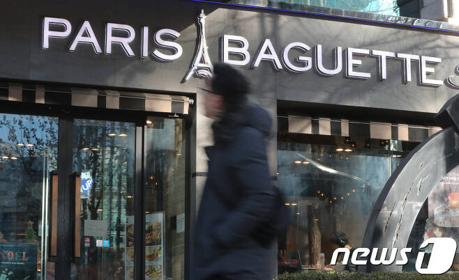 서울 시내의 한 파리바게뜨 지점에서 고객들이 오가고 있다. / 뉴스1 © News1 허경 기자
