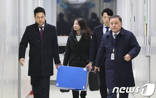 경찰청 지능범죄수사대 관계자들이 8일 충북지방경찰청 청문감사관실 등을 압수수색한 뒤 압수품을 들고 나오고 있다. 경찰청은 감찰 조사를 받아 스스로 목숨을 끊은 충주경찰서 소속 여경 사건과 관련해 압수수색에 나섰다. 2017.12.8/뉴스1 © News1 김용빈 기자