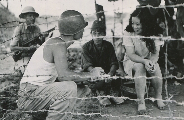 미군 니세이(일본인 2세)인 칼 요네다가 조선인 김 간호사와 이야기하고 있다. 1944년 8월3일 찍은 사진이다. 미국립문서보관소 소장